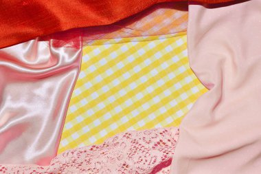 Şatafatlı kadınsı elbiseler kareli masa örtüsü, eski tarz kompozisyon.