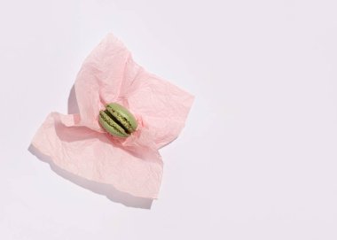 Fransız kurabiyesi, şam fıstığı aromalı pastel pembe kağıt..