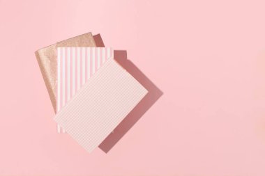 Popüler edebiyat, yaratıcı kopya alanı olan pastel pembe kompozisyon, romantik kız tarzı..