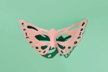 Karnavallar ve kostüm partileri için kadın maskesi yaratıcı estetik pastel pembe ve yeşil düzen, eski romantik tarz..