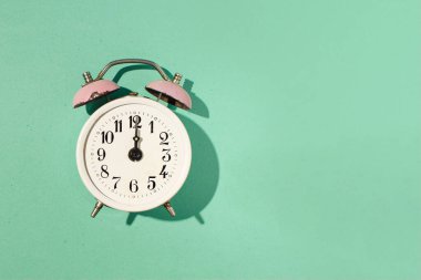 Analog alarm saati, saat 12 yönünde, yosun yeşili arka planda yaratıcı kopya alanı