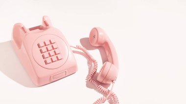 Yanında cep telefonu olan klasik telefon cihazı, açık çağrı, yaratıcı kopya alanı olan retro-estetik pastel pembe kompozisyon..
