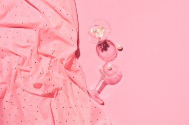 Yatak örtüsüne iki aperatif bardak, romantizm, romantik konsept.