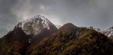 Fransa 'nın Ariege departmanındaki karlı Pyrnes dağlarında sonbahar manzarası
