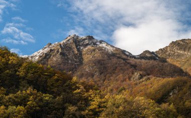 Pireneler 'in dağlarında sonbahar manzarası 