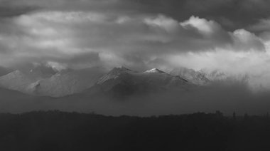 Fransa 'nın Ariege departmanındaki karlı Pyrnes dağlarında sonbahar manzarası