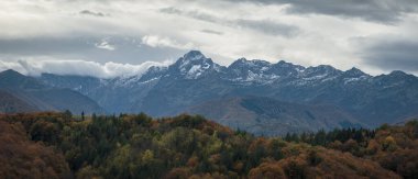 Arka planda Mont Valier ile Pyrenees dağlarında sonbahar manzarası