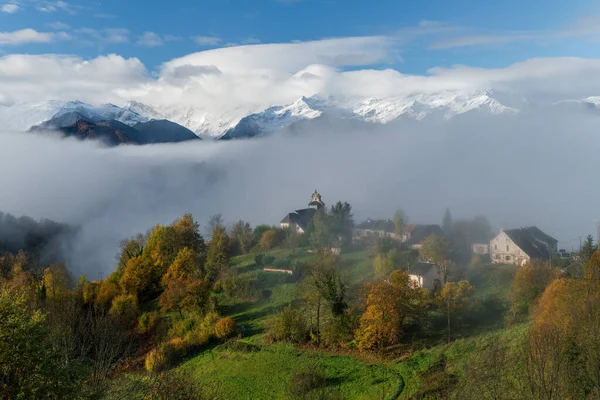 Fransız Dağ Köyü Sislerin Arasından Çıkıyor Arka Planda Karlı Dağ — Stok fotoğraf