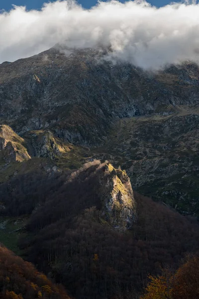 Pireneler 'in dağlarında sonbahar manzarası 