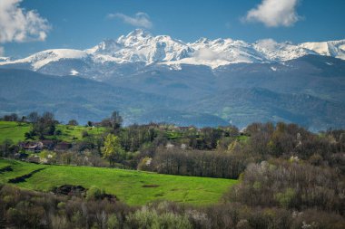 Dağ eteklerinden görülen kar tepecikleri