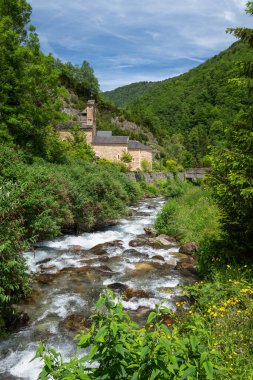 Ariege 'deki Salau' da Le Salat nehri. Arka planda kilise var.