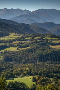 Güneybatı Fransa 'daki Ariege' de güneşli bir günde Pireneler 'in güzel manzarası