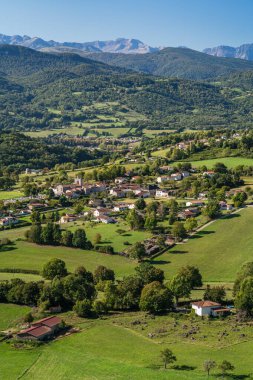 Fransa 'nın güneybatısındaki Ariege Pireneleri' nde güneşli bir günde Montjoie-en-couserans 'ın dağlardaki genel manzarası
