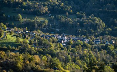 Fransa 'nın güneybatısındaki Arige Pireneleri' nde güneşli bir sonbahar sabahında güzel bir dağ manzarası.