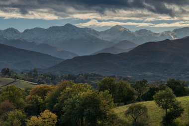 Fransa 'nın güneybatısındaki Ariege Pireneleri' nin güzel sonbahar manzarası