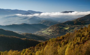 Fransa 'nın güneybatısındaki Ariege Pireneleri' nde sonbahar manzarası