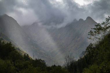 Dramatik bulutlu gökyüzü ile gizemli sonbahar dağı