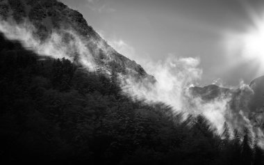 Dramatik bulutlu gökyüzü ile gizemli siyah dağ