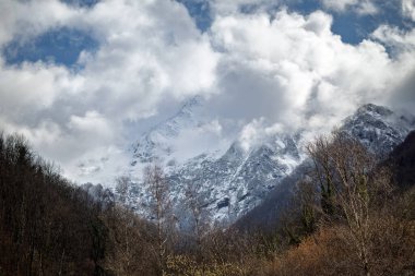 Kış sonunda Pireneler 'in tepesindeki bulutlar