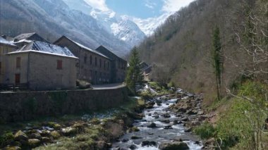Kış aylarında Salat nehri olan Salau Fransız Pyrenean köyü. Yavaş çekim