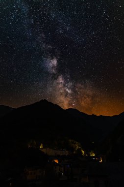 Fransa 'nın Pireneler Dağı' ndaki bir dağ köyünün üzerindeki Samanyolu.