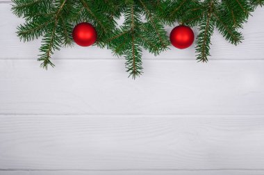 Yılbaşı geçmişi. Köknar ağacı ve ahşap arka planda süslemeler. en üstteki görünüm