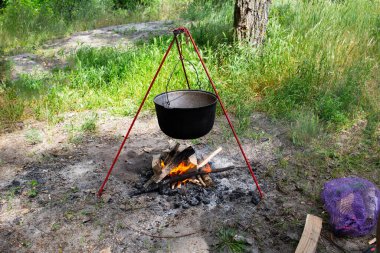 Kamp hayatının ayrıntıları. Açık havada yemek yapmak..