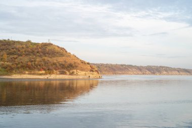 Dağlardaki güzel göl manzarası