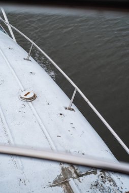 Rıhtımdaki bir tekneye yaklaş.