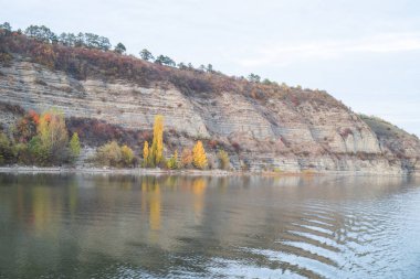 Dağlardaki gölün güzel manzarası
