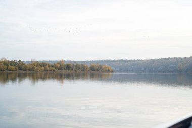 Ağaçlı ve göllü sonbahar manzarası