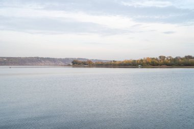 Dağlardaki güzel göl manzarası