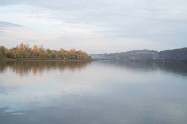 Ağaçlı ve göllü güzel sonbahar manzarası