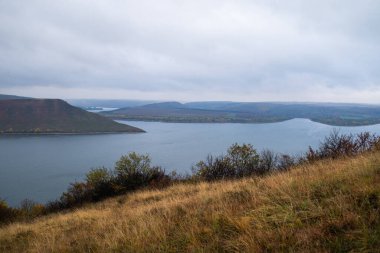 Dağlardaki gölün güzel manzarası