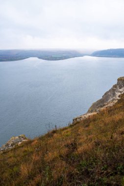 Dağlardaki güzel göl manzarası
