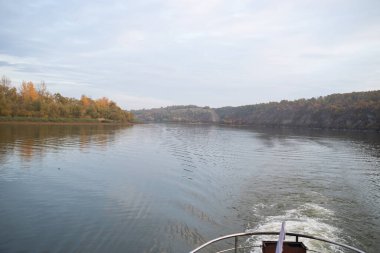 Nehir ve ağaçlarla dolu sonbahar manzarası
