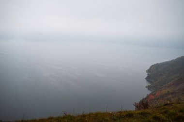 Arkasında bir dağ olan güzel bir manzara.