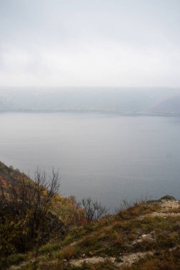 Dağlardaki güzel göl manzarası