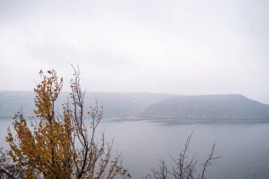 Güzel göl manzarası