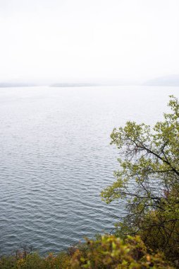 Dağlardaki güzel göl manzarası