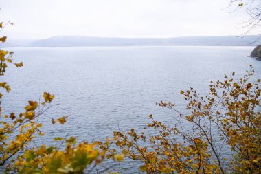 Dağlardaki güzel göl manzarası