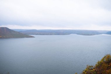 Dağlardaki güzel göl manzarası