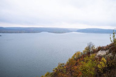 Dağlardaki güzel göl manzarası