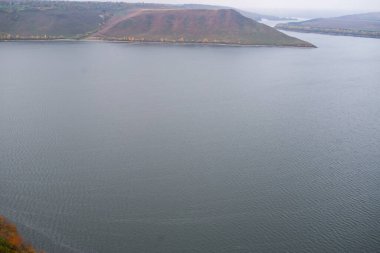 Dağlardaki nehrin havadan görünüşü