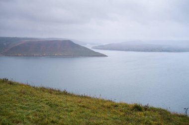 Dağlardaki gölün güzel manzarası