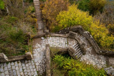 Parktaki eski taş köprü