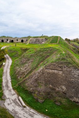En güzel gökyüzünün bulunduğu şehrin antik kalesinin kalıntıları.