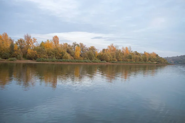 Jesienny Krajobraz Drzewami Rzeką — Zdjęcie stockowe