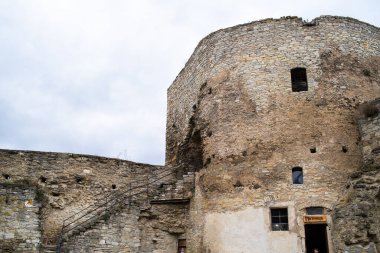 Carcassonne şehrindeki ortaçağ şatosunun kalıntıları.