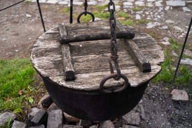 Bahçedeki eski paslı demir